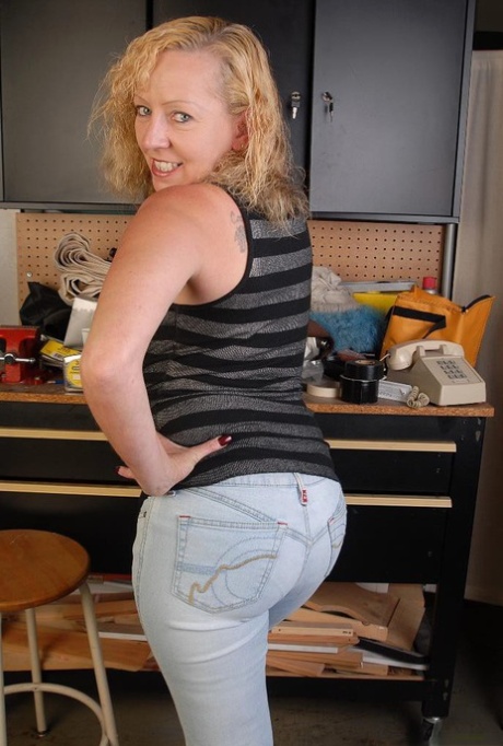 Mature Heidi poses naked and plays with her big juicy booty! 85565197